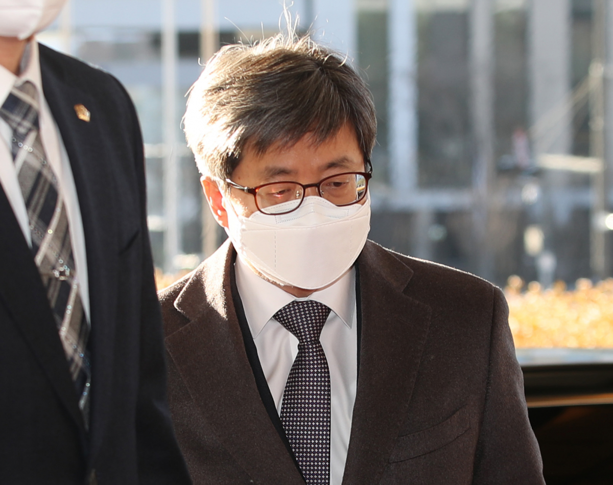 ▲김명수 대법원장이 '사법농단'에 연루된 임성근 부산고법 부장판사에 대한 탄핵소추안 표결이 예정된 4일 오전 서울 서초구 대법원으로 출근하고 있다. (연합뉴스)