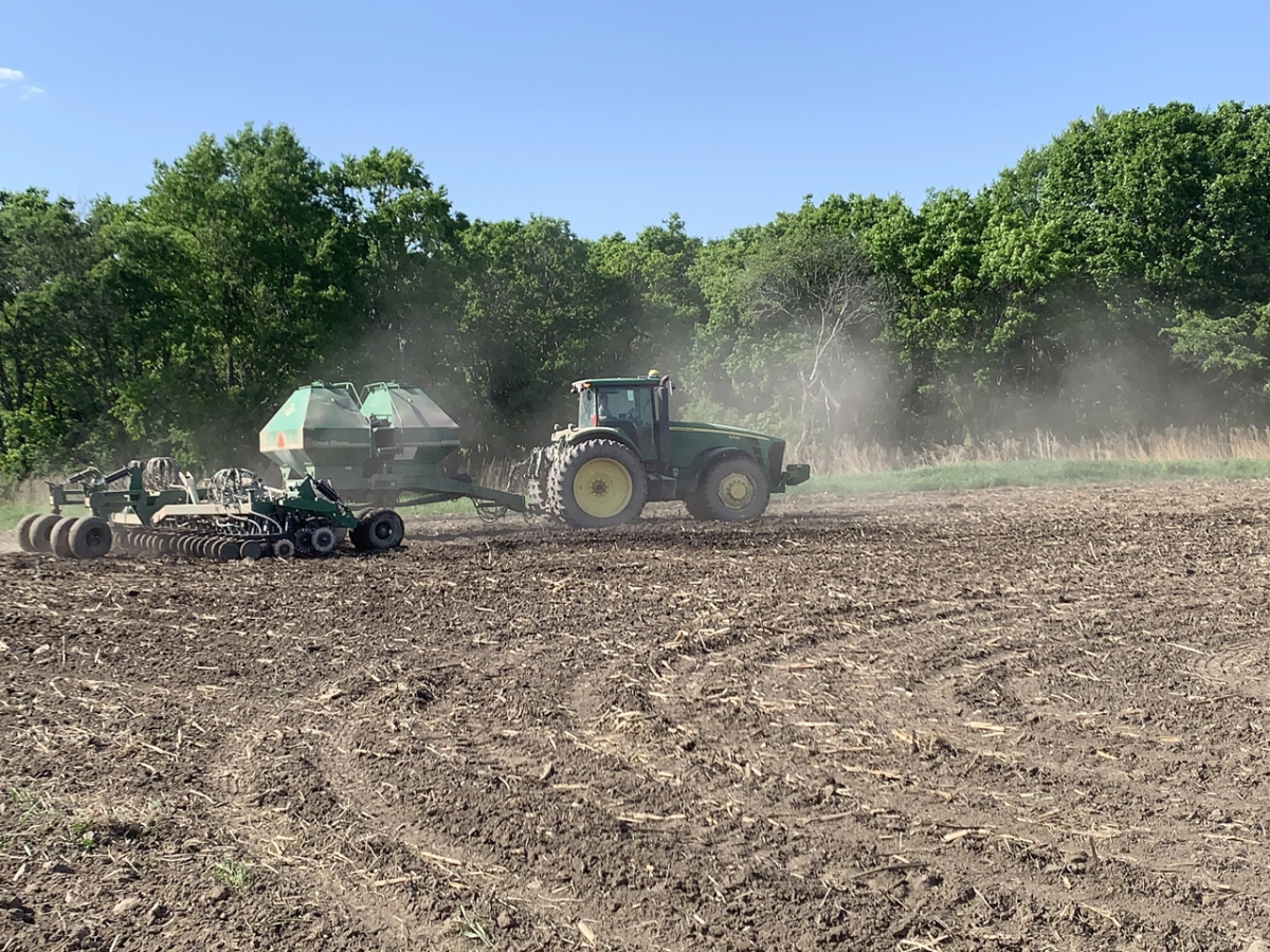 ▲러시아 연해주 우수리스크에 있는 한국 기업 '서울사료' 관계자가 콩 파종 작업을 하고 있다. (연합뉴스)