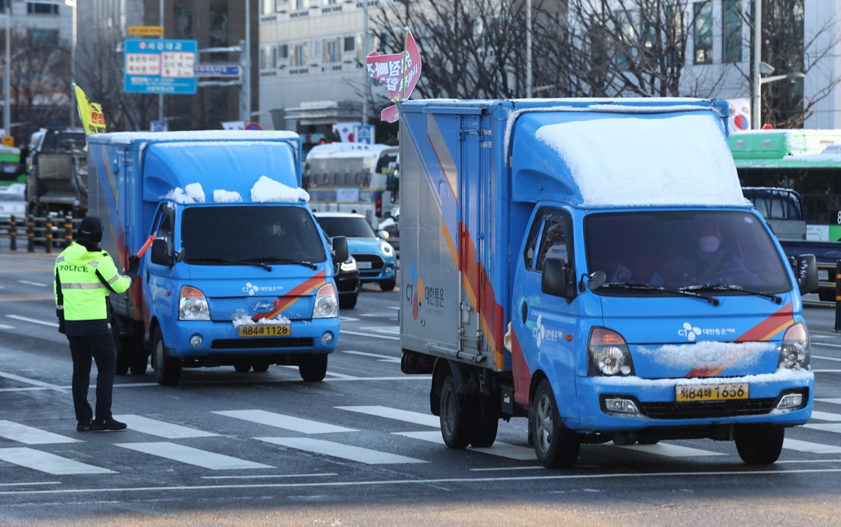 ▲4일 서울 여의도 국회 앞에서 택배사 대리점 차량들이 '사회적 합의 수용불가' 깃발을 달고 이동하고 있다. (연합뉴스)