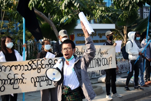 ▲4일(현지시간) 미얀마 제2 도시인 만달레이에서 시민들이 군부 쿠데타 항의 시위를 하고 있다. 만달레이/로이터연합뉴스
