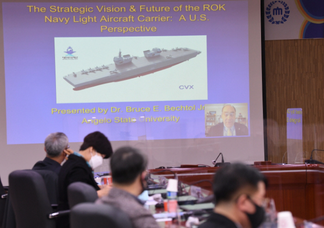 ▲4일 충남대학교에서 '국가안보의 핵심전략자산, 경항공모함의 필요성'을 주제로 열린 '경항공모함 세미나'에서 브루스 벡톨 안젤로 주립대학교 교수가 발표하고 있다. (연합뉴스)