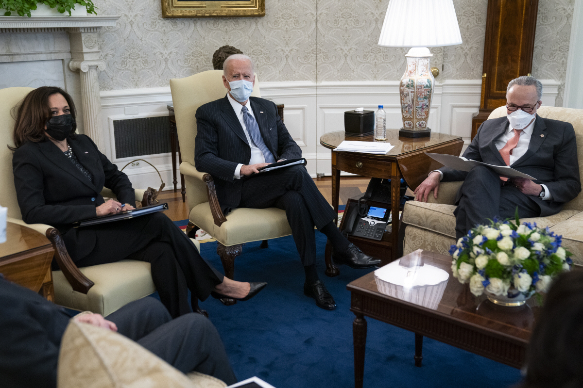 ▲왼쪽부터 카멀라 해리스 미국 부통령과 조 바이든 대통령, 척 슈머 민주당 상원 원내대표가 3일(현지시간) 백악관 집무실에서 신종 코로나바이러스 감염증(코로나19) 대응 경기부양책을 논의하고 있다. 워싱턴D.C./AP연합뉴스

