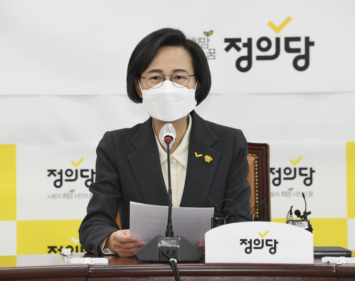 ▲정의당의 비상대책위원장인 강은미 원내대표가 4일 국회에서 열린 재보궐 선거 입장발표 기자회견 후보 무공천을 공식 발표하고 있다. (연합뉴스)