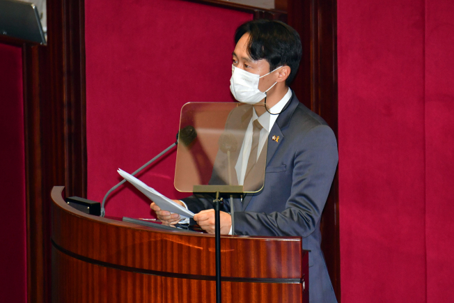 ▲더불어민주당 이탄희 의원이 4일 국회 본회의에서 '법관(임성근) 탄핵소추안'에 대해 제안설명하고 있다. (연합뉴스)