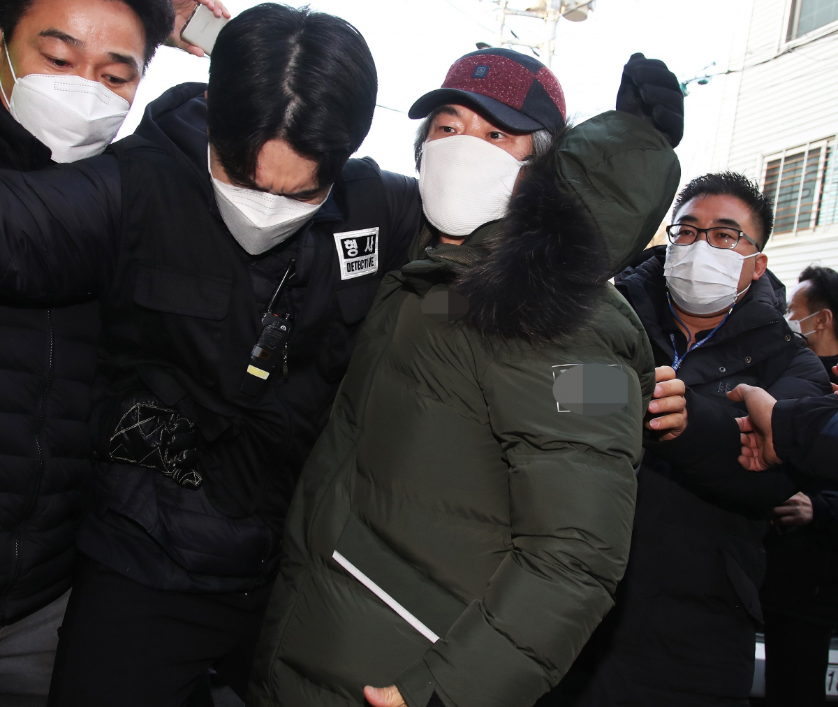 ▲아동 성폭행 혐의로 징역 12년을 교도소에서 복역해 출소한 조두순(68)이 지난해 12월 12일 오전 경기도 안산시 자신의 거주지로 들어가고 있다. (뉴시스)