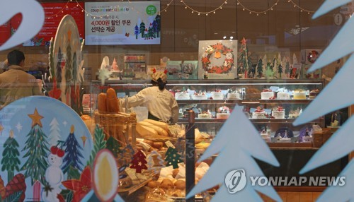 ▲ 크리스마스 이브인 24일 오후 서울 강남역 인근 한 제과점이 한산하다. (연합뉴스)