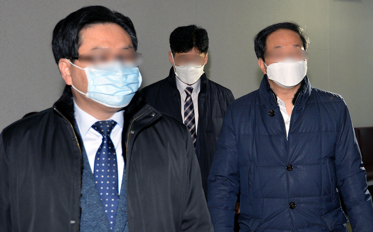 ▲대구지방법원은 3일 위계공무집행방해 등 혐의로 기소된 신천지 대구교회 관계자 8명에게 무죄를 선고했다. 사진은 신천지 대구교회 관계자들이 선고공판에 참석하기 위해 대구지법 법정에 들어서는 모습. (뉴시스)