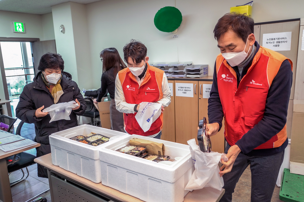 ▲SK브로드밴드 관계자들이 직접 도시락을 포장해 전달하고 있다. (사진제공=SK브로드밴드)