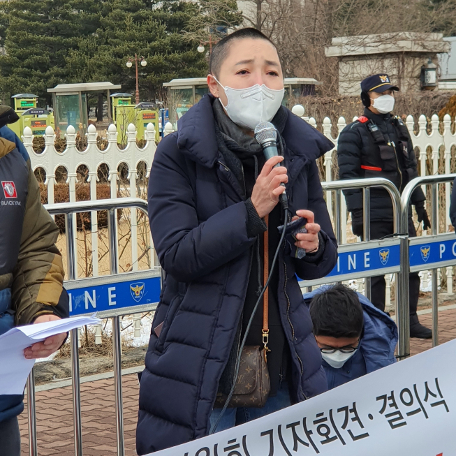 ▲충남 천안에서 카페를 운영하는 허희영씨가 5일 오전 11시 서울 여의도 국회의사당 앞에서 열린 기자회견에서 코로나19 피해 소상공인 대상 무이자 대출 확대를 촉구하고 있다.  (윤기쁨 기자 @modest12)