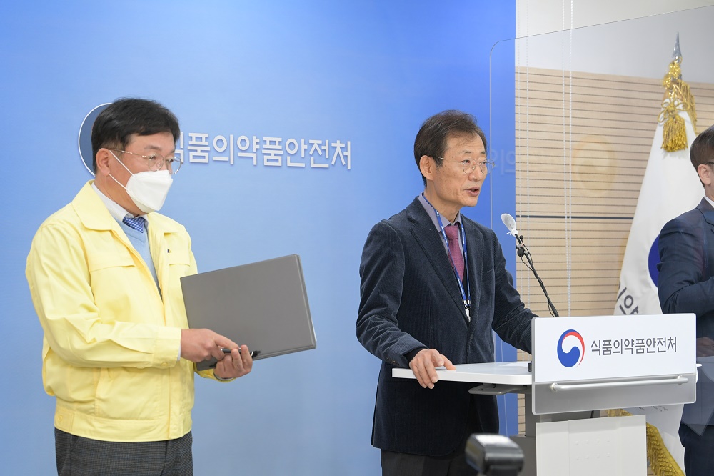 ▲중앙약사심의위원회의 '아스트라제네카 코로나19 백신' 자문 결과 발표 (사진제공=식품의약품안전처)