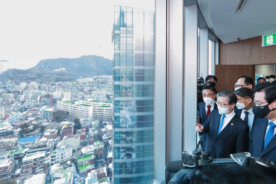▲변창흠(앞줄 왼쪽) 국토부 장관과 서울시, 용산구 관계자들이 5일 서울역 쪽방촌 인근 LH 회의실(KDB생명타워 23층)에서 쪽방촌 부지를 바라보며 정비 계획을 논의하고 있다. (사진제공=국토교통부)