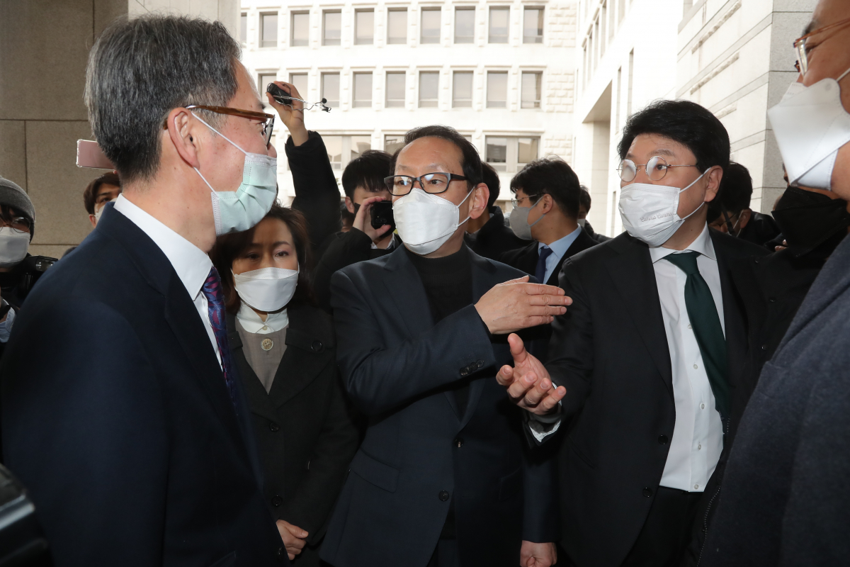 ▲국민의힘 탄핵거래 진상조사단 소속 의원들이 5일 오전 서울 서초구 대법원을 항의 방문, 정식 허가 절차를 요구하는 보안 직원들에 출입을 제지당하자 김인겸 법원행정처 차장(왼쪽)에게 항의하고 있다. (연합뉴스)