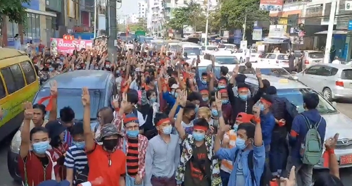 ▲6일 양곤 시내에서 쿠데타 항의 행진하는 시위대 모습. (연합뉴스)