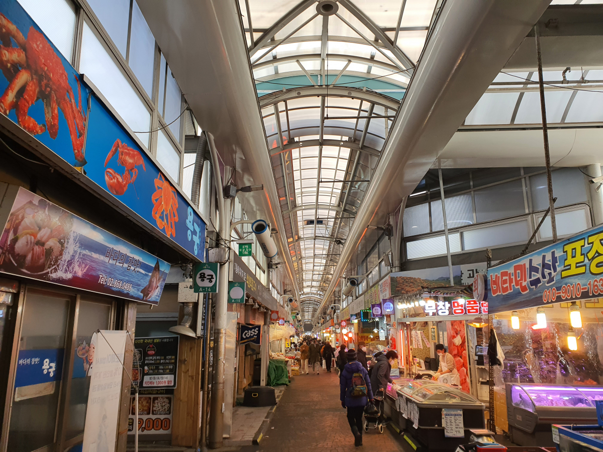 ▲7일 오전 서울시 관악구 신원시장 전경. 명절을 앞두고 장을 보러 나온 손님들이 보이지만 비교적 한산한 모습이다. (이다원 기자 leedw@)