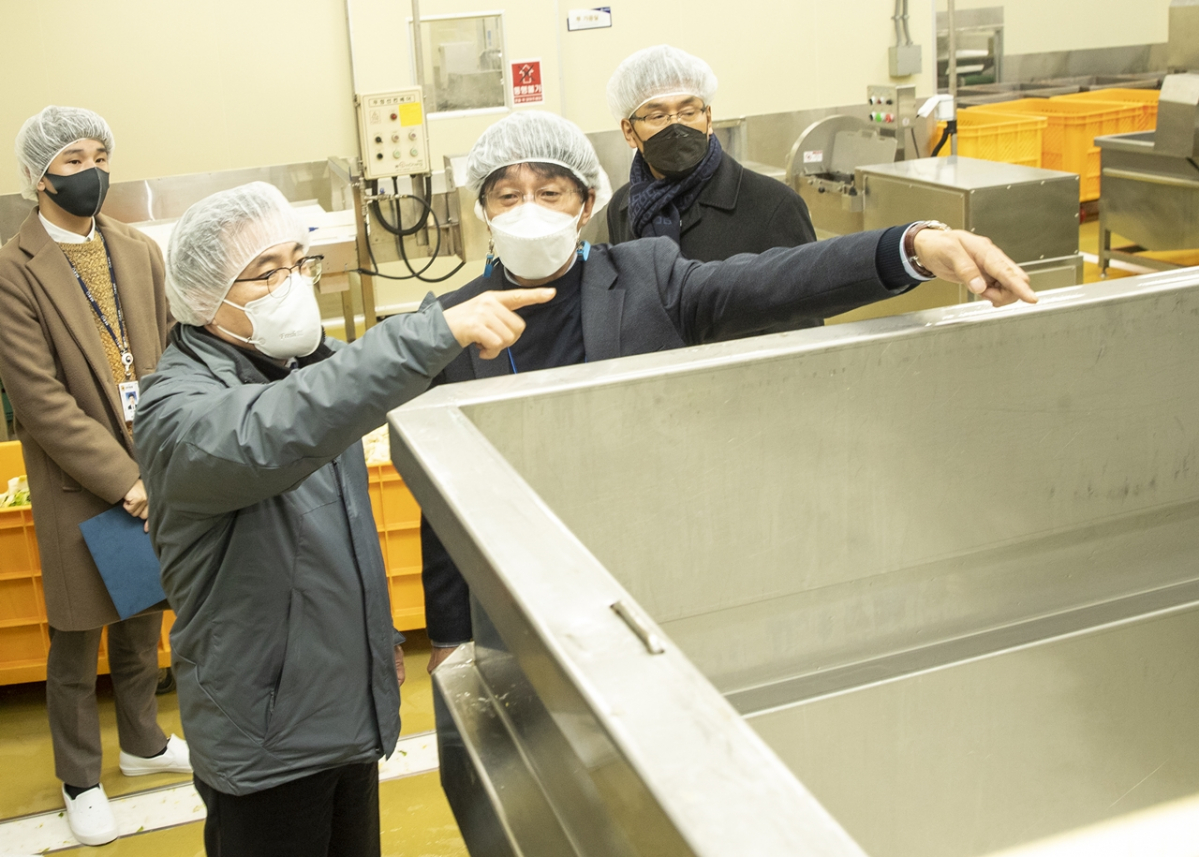 ▲홍정기 환경부차관이 충청남도 계룡시 소재 주식회사 훼미리푸드를 방문해 스마트 생태공장 구축사업으로 추진 중인 친환경·저탄소 설비 설치 현황을 살펴보고 있다. (사진제공=환경부)