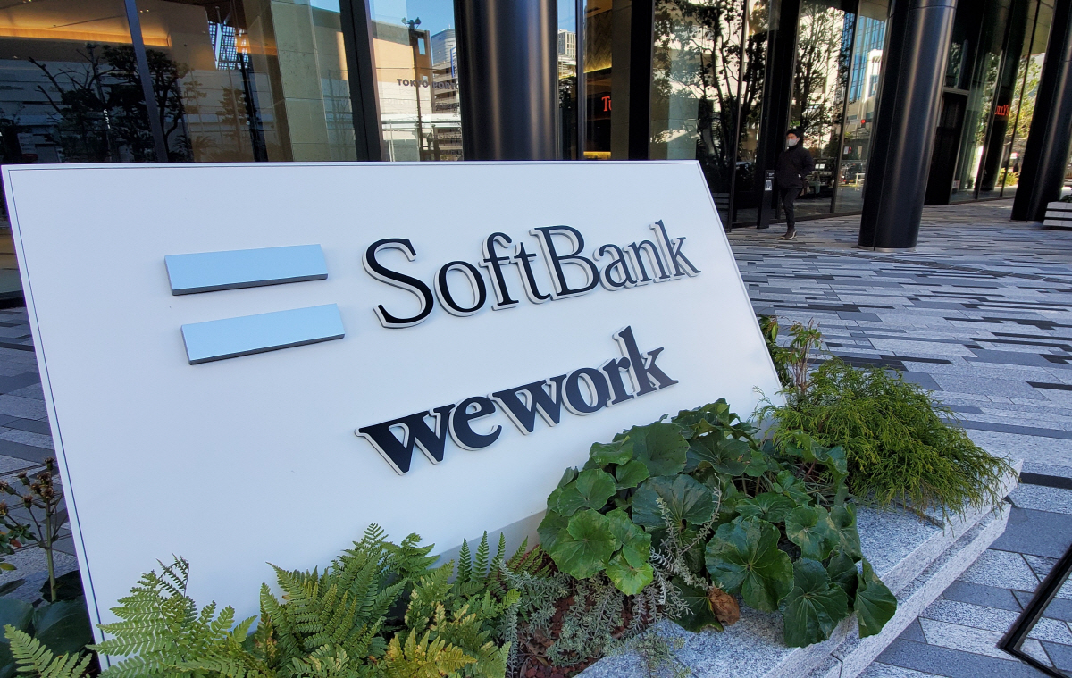 ▲일본 도쿄에 설치된 소프트뱅크·위워크 간판. 도쿄/연합뉴스