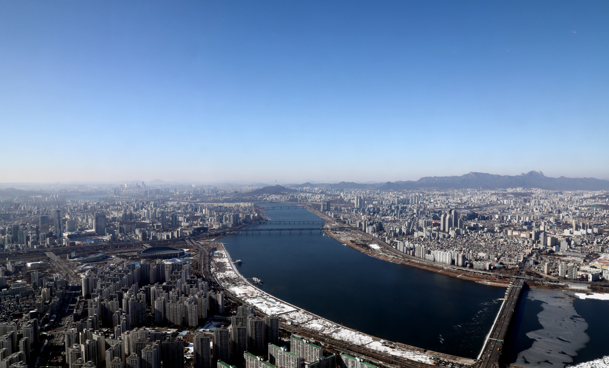 ▲서울 송파구 롯데월드타워 전망대 서울스카이에서 바라본 도심이 파란 하늘과 조화를 이루고 있다. (뉴시스)