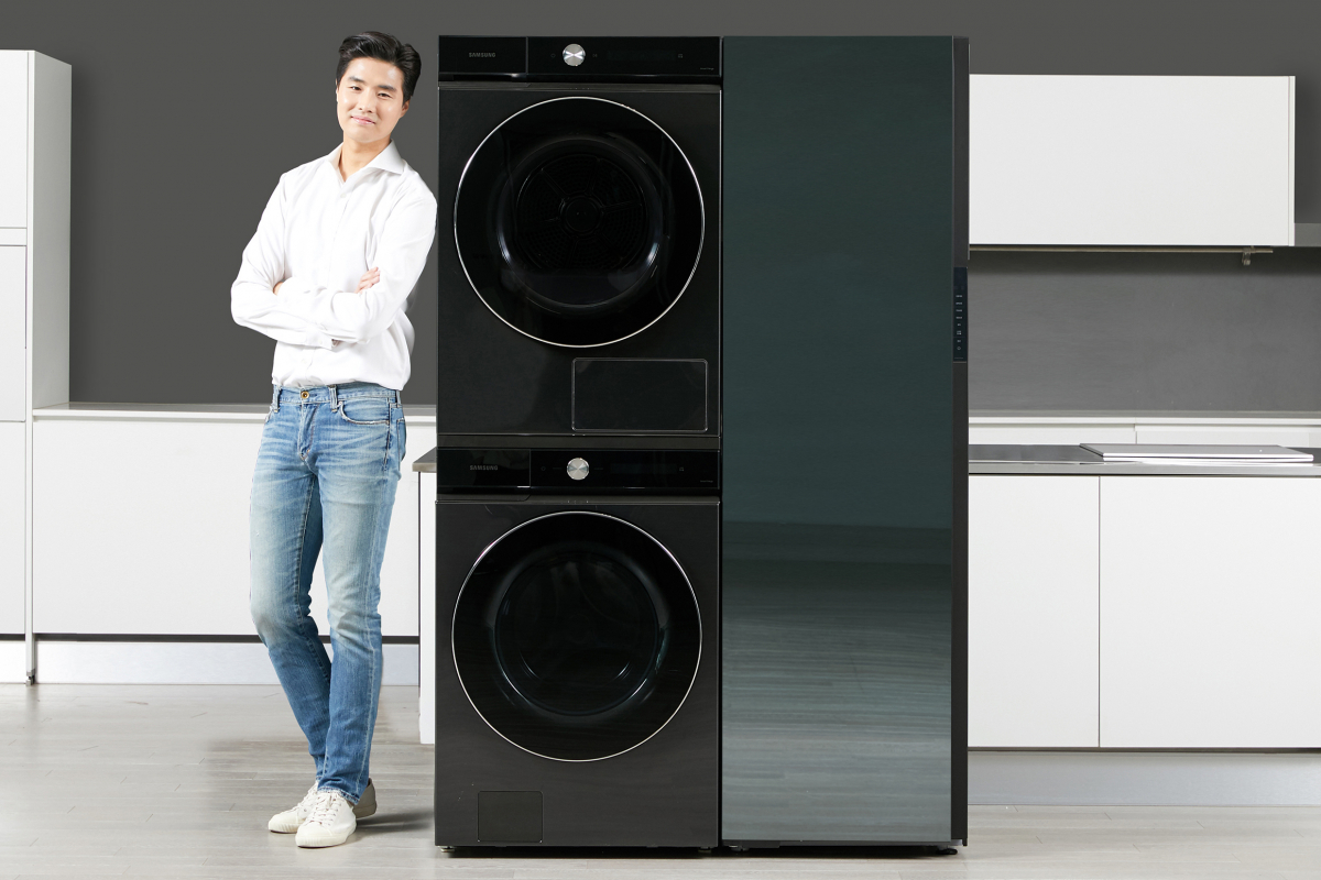 ▲삼성전자 모델이 수원 삼성디지털시티에서 '뉴 그랑데 AI' 세탁기·건조기 신제품과 비스포크 에어드레서를 소개하고 있다. (사진제공=삼성전자)