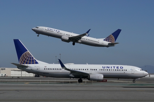 ▲유나이티드항공 여객기들이 지난해 10월 15일 미국 샌프란시스코 국제공항에서 이륙하고 있다. 샌프란시스코/AP연합뉴스 

