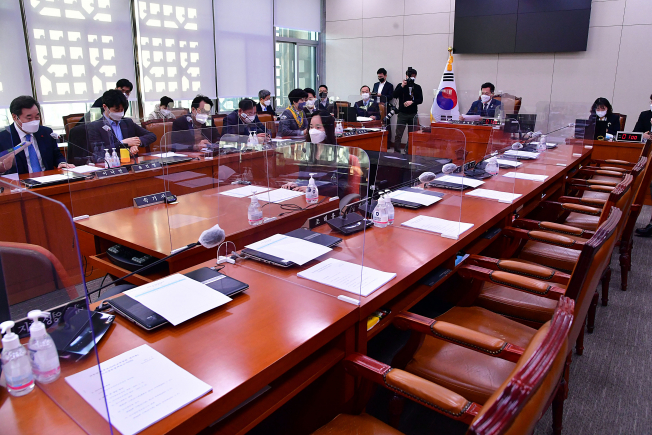 ▲8일 국회에서 열린 외교통일위원회 전체회의에서 국민의힘 의원들이 퇴장한 가운데 정의용 외교부 장관 인사청문회 경과보고서가 채택되고 있다.   (연합뉴스)