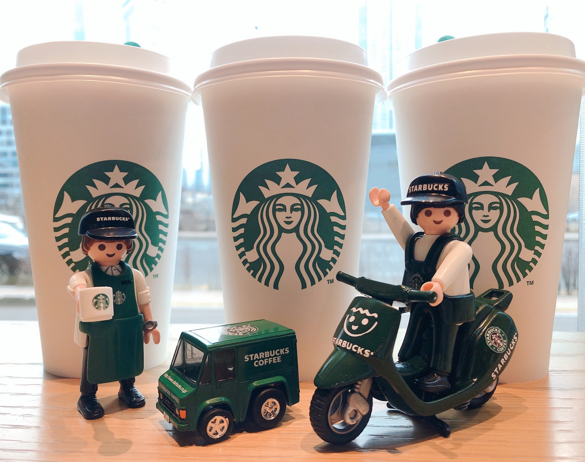 ▲미굥 씨가 직접 커스텀한 스타벅스 플레이모빌. 핑크색 오토바이와 회색 멜빵 바지를 직접 초록색으로 도색했다. (사진제공=미굥)