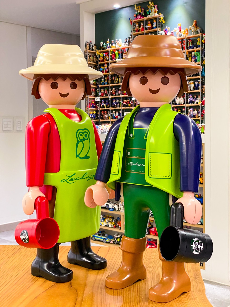 ▲수박반통 씨가 가장 아끼는 레츄자 정원사 XXL 사이즈 플레이 모빌. 레츄자 매장 디스플레이 용으로 일반인이 구할 수 없는 비매품이었지만, 약 1년간의 기다림 끝에 그의 손에 들어왔다. (사진제공=수박반통)