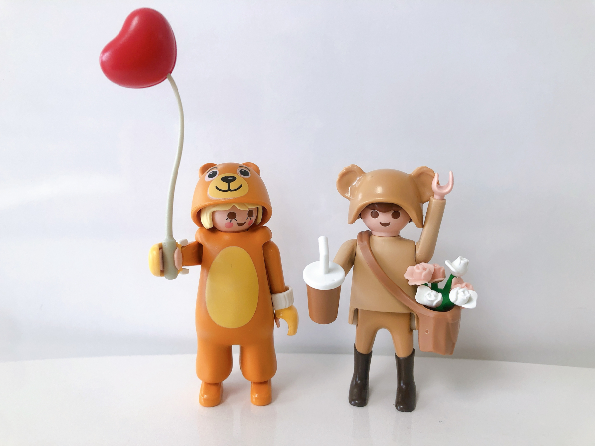 ▲미굥 씨가 처음으로 커스텀한 플레이모빌. 첫 커스텀이라 가장 애착이 많은 아이라고 한다. 독일 공식 사이트에서 구매한 제품으로 얼굴과 머리, 팔 색을 바꾸고 커플로 제작 했다.  (사진제공=미굥)