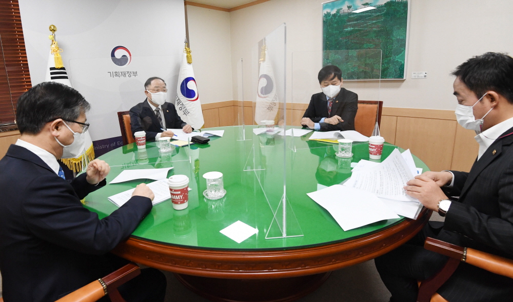 ▲홍남기 경제부총리 겸 기획재정부 장관이 2월 9일 서울 광화문 정부서울청사에서 관계장관회의(녹실회의)를 주재, 대도시권 주택공급 확대방안 후속조치 계획 등에 대해 논의하고 있다. 사진 왼쪽부터 시계방향으로 변창흠 국토교통부 장관, 홍남기 부총리, 구윤철 국무조정실장, 김학진 서울시 부시장. (사진제공=기획재정부)