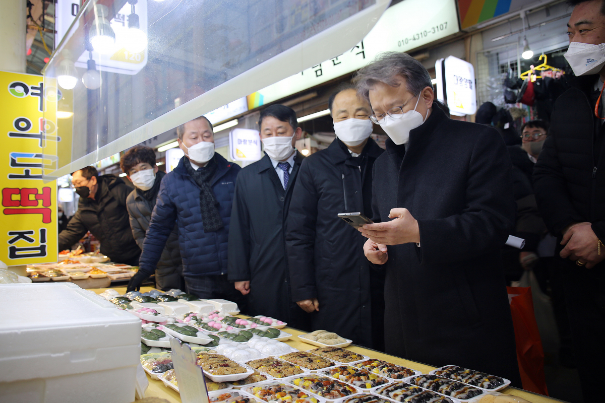 ▲조봉환 소상공인시장진흥공단 이사장이 8일 대전 한민시장을 방문해 시장을 둘러보고 있다. (사진제공=소상공인시장진흥공단)