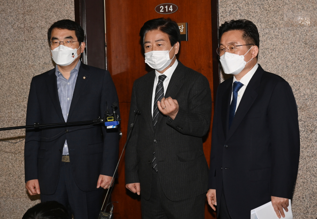 ▲더불어민주당 노웅래 미디어 언론 상생TF 단장(가운데)이 9일 오전 국회에서 회의 결과를 설명하고 있다.  (연합뉴스)