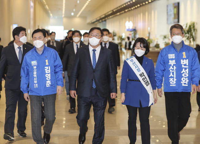▲더불어민주당 김태년 원내대표가 9일 오전 부산 동구 부산항 국제전시컨벤션센터에서 열리는 가덕신공항 건설촉진 특별법 제정을 위한 원내대표단-부산시당 연석회의장으로 부산시장 보선 경선 후보와 함께 입장하고 있다. (연합뉴스)
