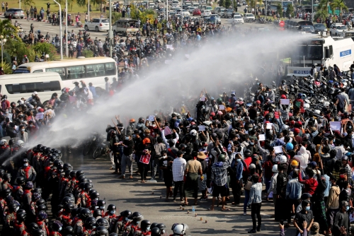 ▲8일(현지시간) 미얀마 수도 네피도에서 미얀마 군부 쿠데타 반대 시위에 나선 시민들을 향해 경찰이 물대포를 쏘고 있다. 네피도/로이터연합뉴스
