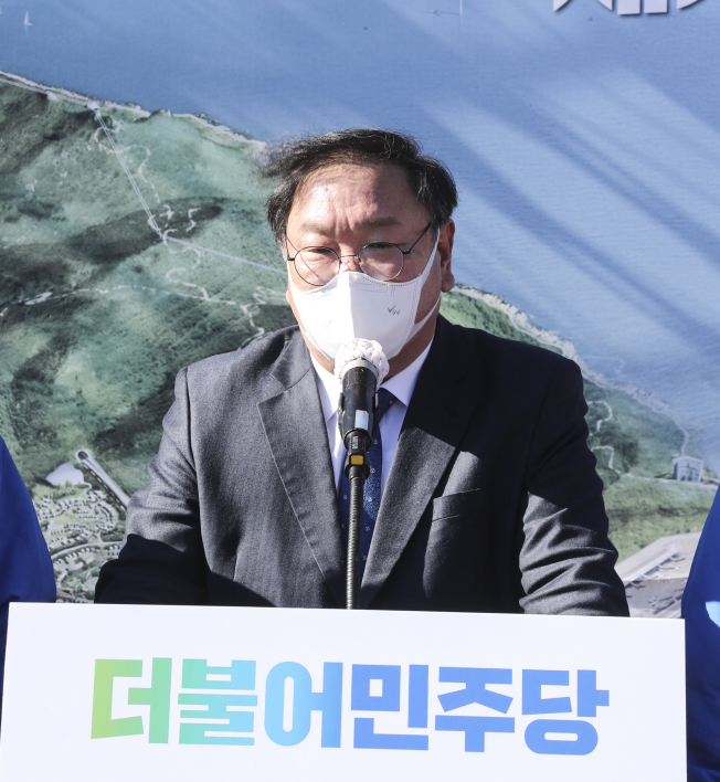 ▲더불어민주당 김태년 원내대표가 9일 오후 부산 강서구 대항전망대에서 가덕신공항 건설촉진 특별법 제정에 대해 발언하고 있다.  (연합뉴스)