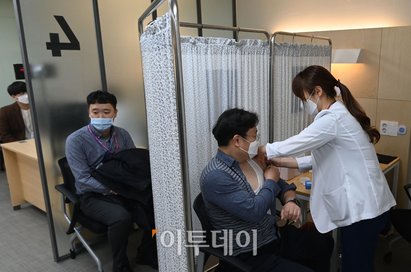 ▲코로나19 백신 접종 모의훈련이 9일 서울 중구 국립중앙의료원 중앙예방접종센터에서 열린 가운데 의료진이 훈련 참가자에게 백신을 접종하고 있다. (사진공동취재단)