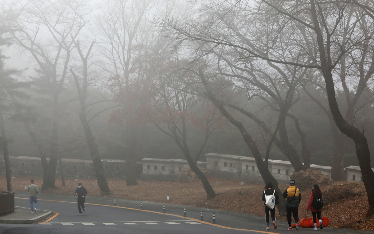 ▲오늘 밤부터 내일 새벽까지 서해안과 중부내륙에는 가시거리 200m 이하의 짙은 안개가 끼는 곳이 있어 운전자들의 주의가 요구된다. 사진은 2월 7일 오전 서울 중구 남산을 찾은 시민들이 산행을 하는 모습. (뉴시스)