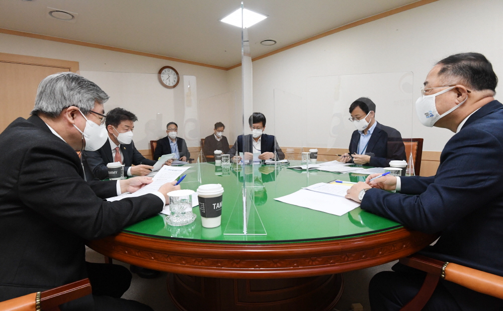 ▲홍남기 경제부총리 겸 기획재정부 장관이 2월 10일 서울 광화문 정부서울청사에서 관계장관회의(녹실회의)를 주재, 1월 고용동향 주요내용을 토대로 고용시장 상황을  점검하고 대응방향을 논의하고 있다. 사진 왼쪽부터 이재갑 고용노동부 장관, 류근관 통계청장, 임서정 청와대 일자리수석, 이호승 경제수석, 홍남기 부총리. (사진제공=기획재정부)