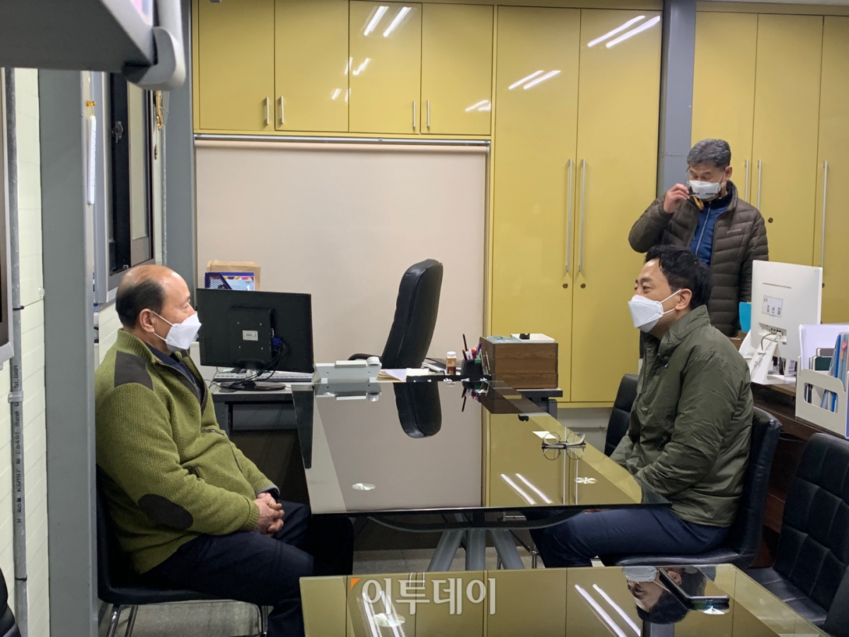 ▲4월 서울시장 보궐선거 출마를 밝힌 무소속 금태섭 전 의원이 10일 서울 서초구 꽃시장을 방문해 상인회장과 대화하고 있다. (박준상 기자 jooooon@)