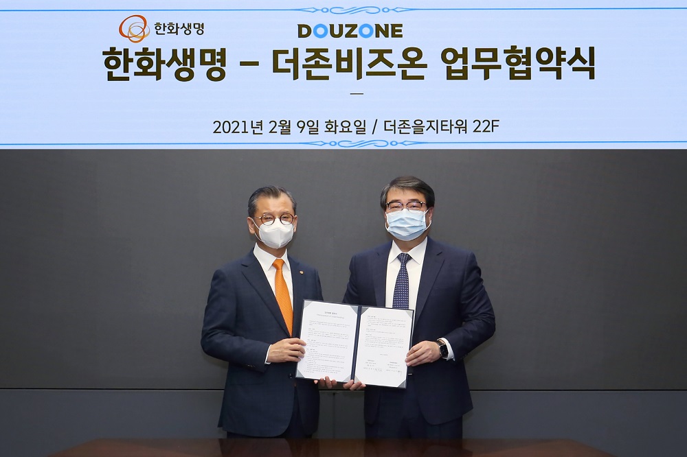 ▲더존비즈온과 한화생명보험이 사업 협력 및 공동 마케팅 추진을 위한 업무제휴 양해각서(MOU)를 체결한 가운데, 더존비즈온 김용우 대표(사진 오른쪽)와 한화생명보험 여승주 대표가 업무협약서를 교환하고 있다. (사진제공=더존비즈온)