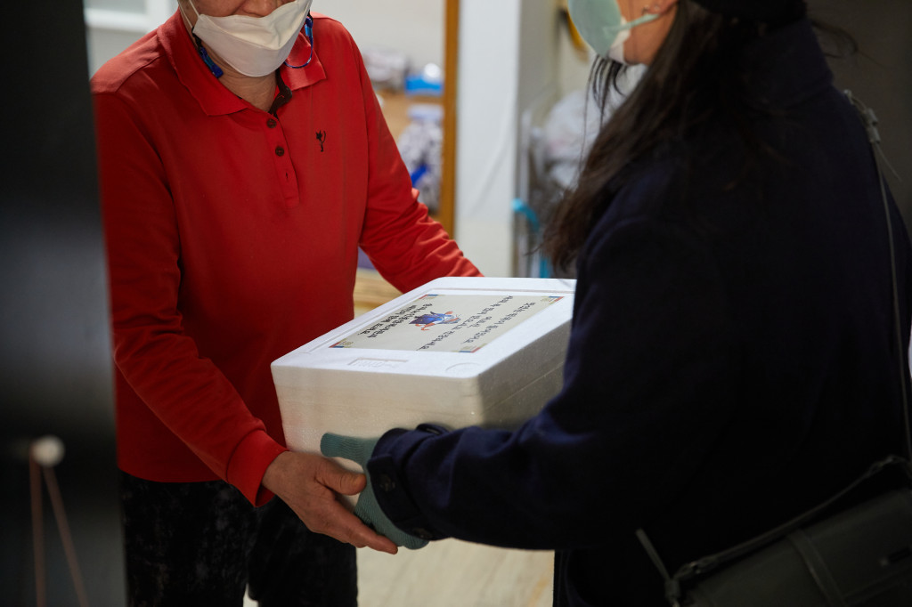 ▲9일 배달의민족의 사내 봉사활동 모임 우아한땀방울에 참여한 한 직원이 독거 어르신께 떡 만둣국 3~4인분이 담긴 키트를 전달하고 있다. (사진제공=우아한형제들)