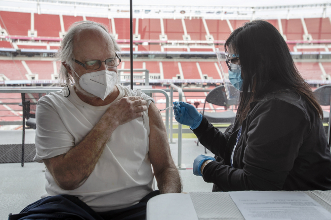 ▲미국 캘리포니아주 산타클라라에서 9일(현지시간) 한 남성이 신종 코로나바이러스 감염증(코로나19) 백신을 접종받고 있다. 산타클라라/AP연합뉴스