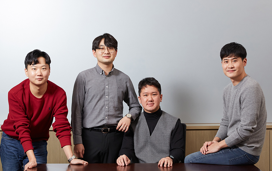 ▲M16 건설 프로젝트에 참여한 SK하이닉스 TF 구성원들. (왼쪽부터) 임민혁, 이중규, 오성민, 이영호 TL (사진제공=SK하이닉스)