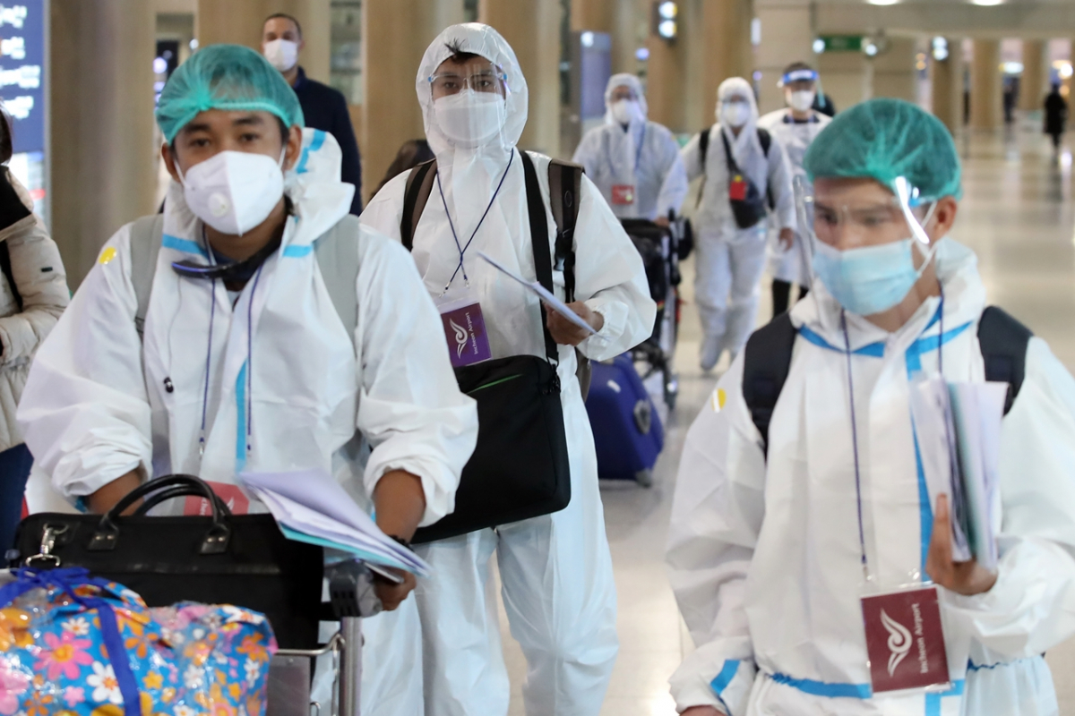 ▲영종도 인천국제공항에서 방역복을 입은 해외 입국자들이 임시 격리시설로 향하고 있다.  (연합뉴스)