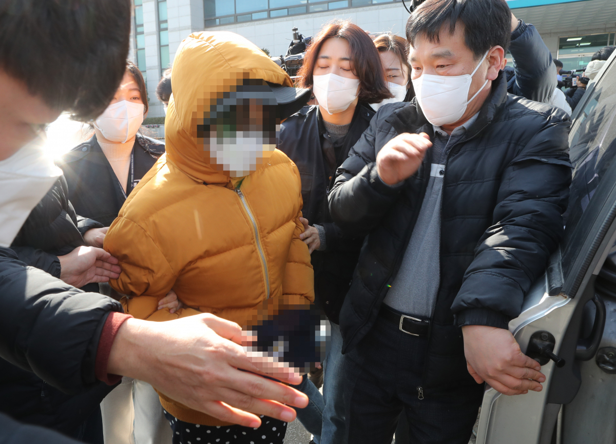 ▲12일 오전 전주 덕진경찰서에서 생후 2주된 아들을 때려 숨지게 한 부모가 호송차로 이동하고 있다. (연합뉴스)