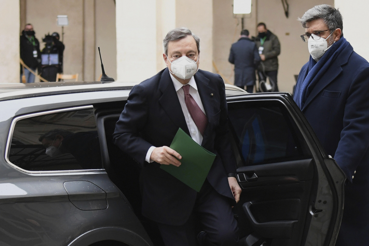 ▲13일(현지시간) 취임 선서를 위해 대통령 관저인 로마 퀴리날레 궁에 들어서는 마리오 드라기 이탈리아 신임 총리. (AP/연합뉴스)