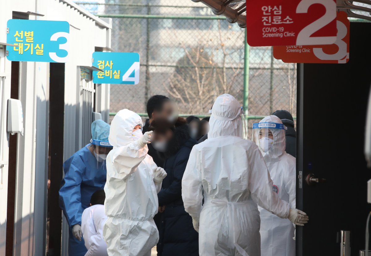 ▲13일 서울 용산구 순천향대학교 서울병원에서 코로나19 확진자가 37명이 나온 가운데 임시선별진료소에는 검사를 받으려는 사람들과 의료진이 분주히 움직이고 있다. 사진은 기사 내용과 관계 없음. (뉴시스)