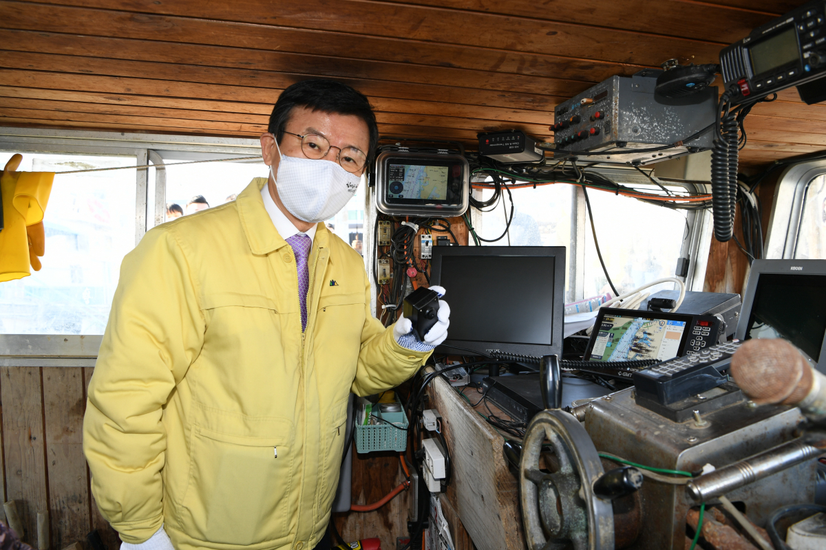 ▲문성혁 해양수산부 장관이 이달 8일 인천 연안여객터미널에 방문해 '바다 내비게이션' 서비스 운영 상황을 살피고 있다. 해수부는 올해 5950척에 바다 내비게이션 단말기를 보급한다. (사진제공=해양수산부)