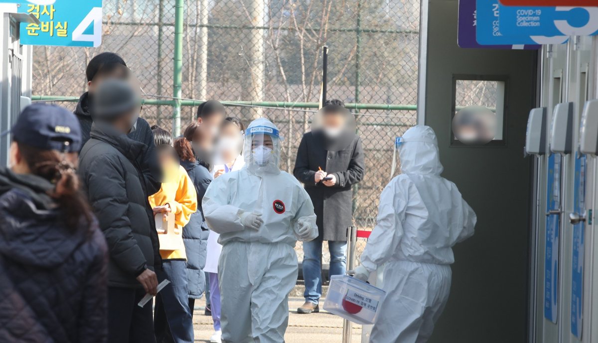 ▲13일 서울 용산구 순천향대학교 서울병원에서 신종 코로나바이러스 감염증(코로나19) 확진자가 37명이 나온 가운데 임시선별진료소에는 검사를 받으려는 사람들과 의료진이 분주히 움직이고 있다.  (사진제공=뉴시스)
