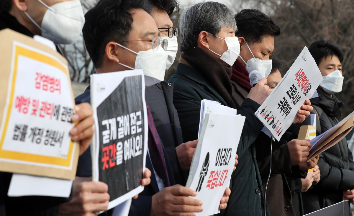 ▲이찬진(왼쪽 네 번째) 참여연대 집행위원장이 5일 오전 서울 영등포구 국회의사당 앞에서 열린 코로나19 피해 노동자 소득보장, 자영업자 손실보상, 사회연대세 신설 제안 입법청원 기자회견에 참석해 제안 취지를 설명하고 있다. (뉴시스)