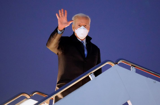 ▲조 바이든 미국 대통령이 12일(현지시간) 주말에 쉬기 위해 대통령 별장인 캠프 데이비드로 향하면서 에어포스원에서 탑승 전 손을 흔들고 있다. 앤드루스공군기지/AP연합뉴스
