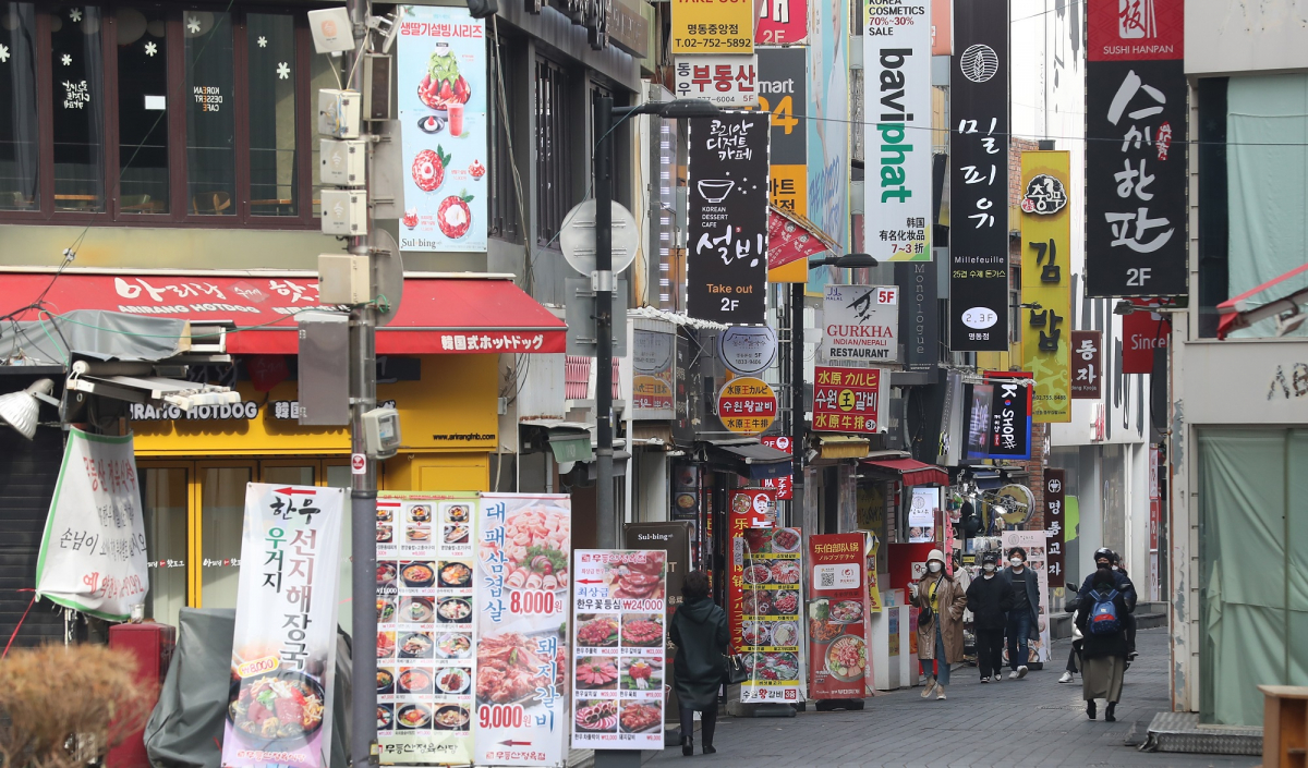 ▲사회적 거리두기 2단계 완화를 하루 앞둔 14일 오전 서울 중구 명동거리에서 시민들이 이동하고 있다. 15일부터 수도권은 2단계, 비수도권은 1.5단계로 거리두기 단계가 조정되며 수도권 영업 제한도 밤 10시까지로 완화된다. (뉴시스)